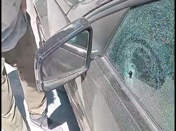 Carro foi atingido em troca de tiros no Flamengo. | Reprodução/SBT