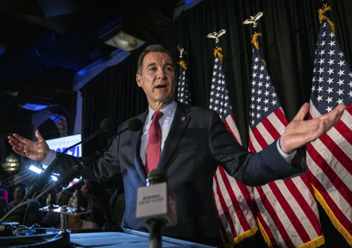 Democrata Tom Suozzi, eleito para ocupar vaga deixado pelo republicano George Santos | Reprodução/ AP