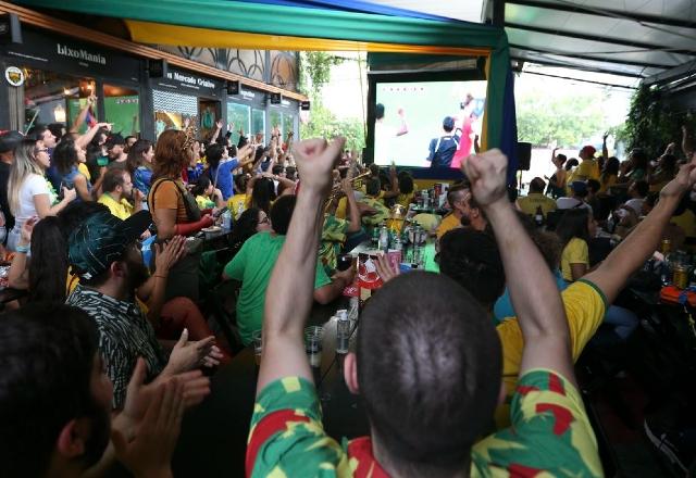 torcedores assistindo jogo