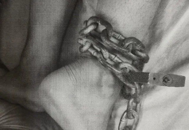 Jovem de 15 anos é torturada pelos pais após contar ter sido estuprada pelo irmão Jovem de 15 anos é torturada pelos pais após contar ter sido estuprada pelo irmão
