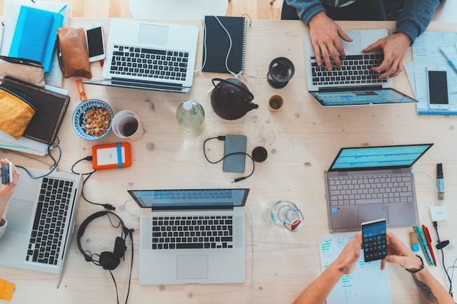 Computadores em uma mesa | Reprodução/Unsplash