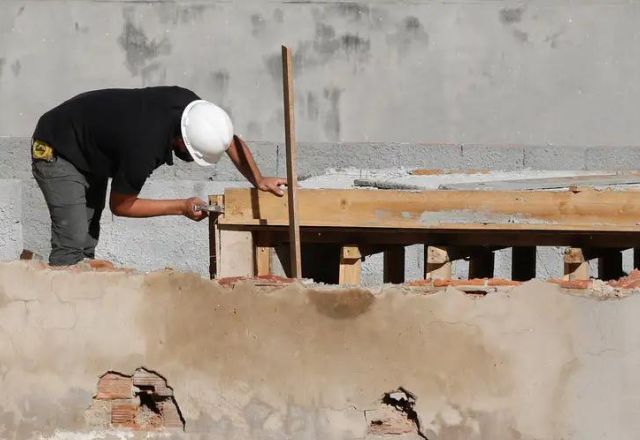 Operários reformam telhado de imóvel em obras no Centro do Rio | Agência Brasil/Fernando Frazão