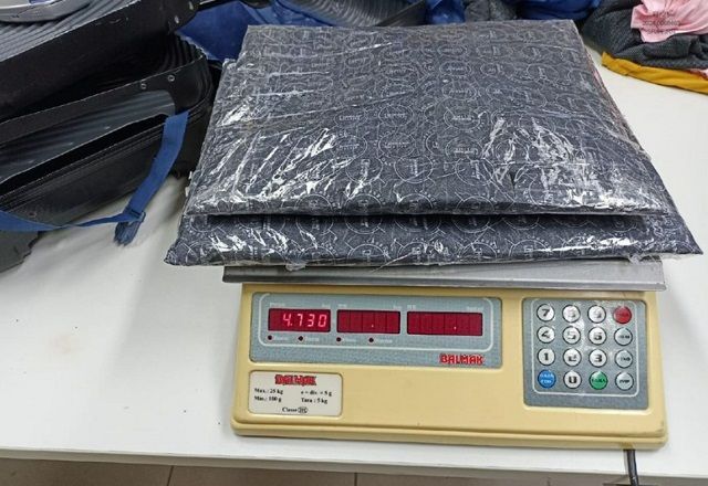 Prisão foi realizada durante uma fiscalização de rotina, com o auxílio de um cão farejador, no aeroporto | Divulgação/PF