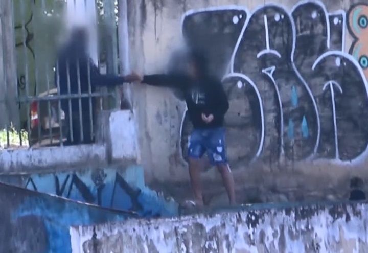 Exclusivo: tráfico a céu aberto nos trilhos dos trens de São Paulo