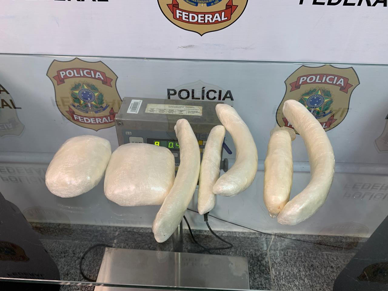 Jovem foi flagrada tentando embarcar para Lisboa com 1,5kg de droga. | Divulgação/Polícia Federal