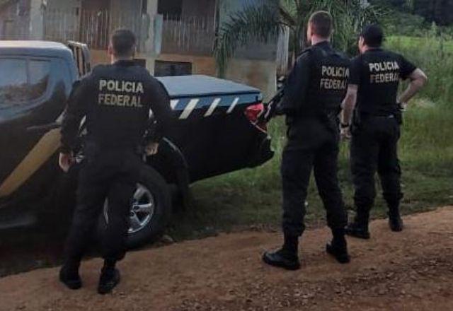 três policiais federais de costas
