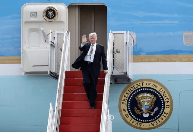 Trump em avião presidencial | Foto: reprodução/AP 
