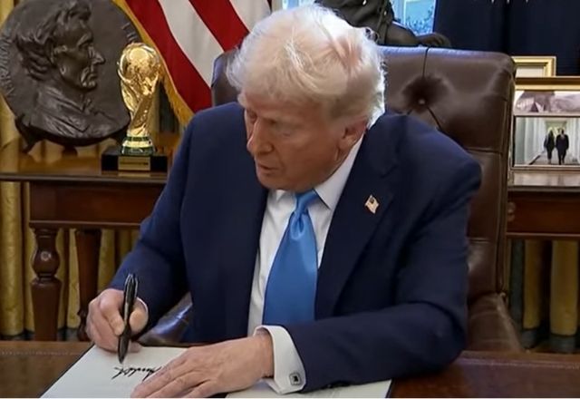 Trump bloqueia verbas para escolas e universidades que exigem vacinação contra a covid-19