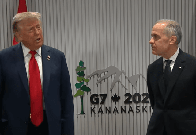 Trump e o primeiro-ministro do Canadá, Mark Carney durante reunião | Foto: reprodução/Casa Branca 