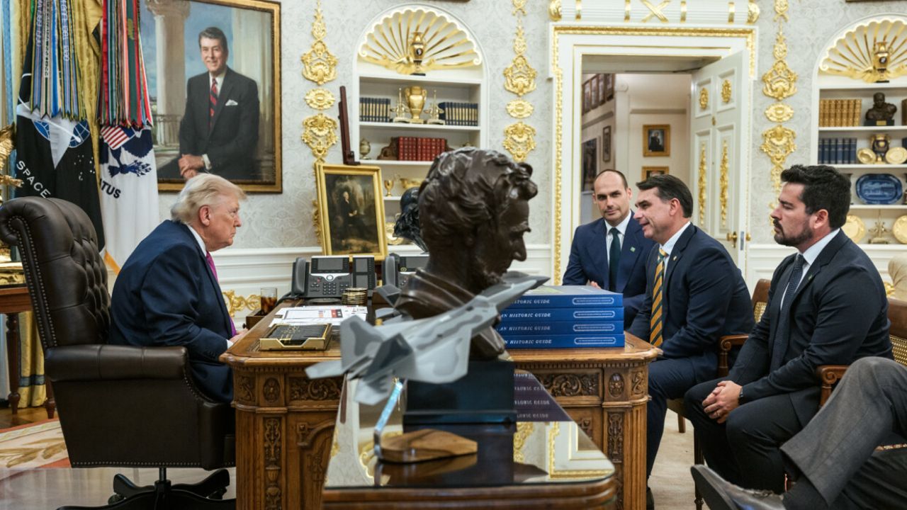 Imagem da notícia: Trump chama Flávio de "inteligente" após ameaça de tarifaço Imagem da notícia: Trump chama Flávio de "inteligente" após ameaça de tarifaço