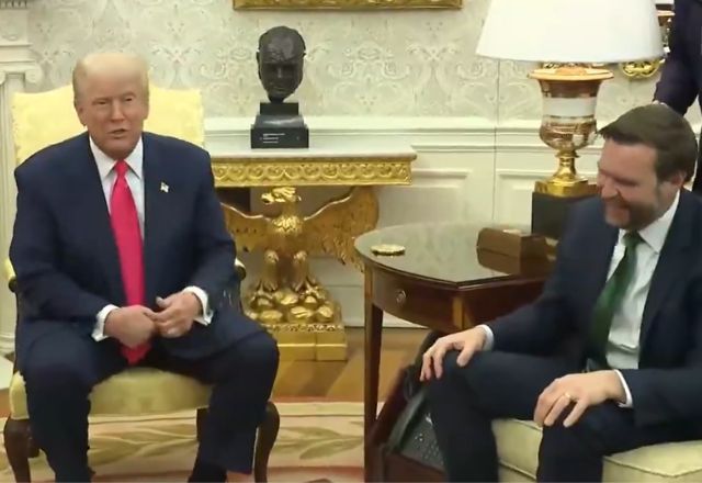 Trump interrompe reunião para elogiar as meias do vice-presidente J.D. Vance | Foto: Reprodução