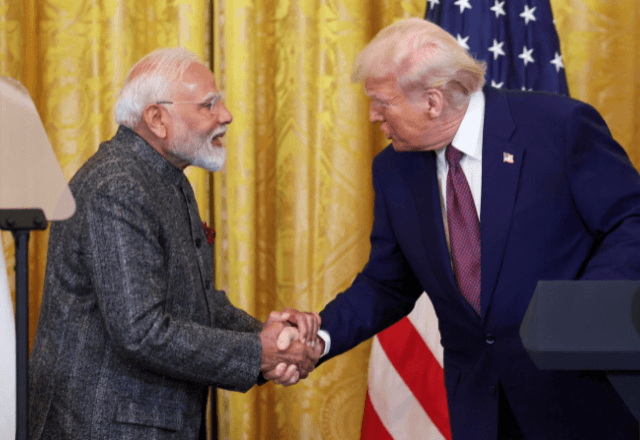 Trump e Modi se cumprimentam na Casa Branca em fevereiro de 2025 | Foto: reprodução/Reuters