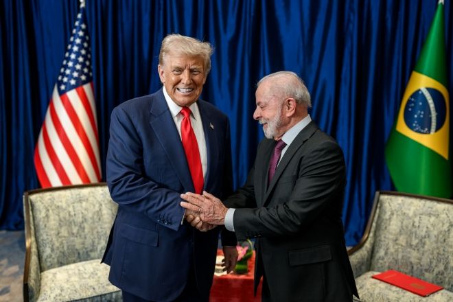 Donald Trump (à esquerda) e Lula (à direita) durante encontro em outubro de 2025 | Daniel Torok/Official White House Photo