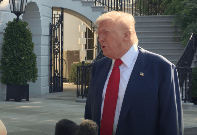 Donald Trump conversa com jornalista. | Reprodução/Casa Branca 