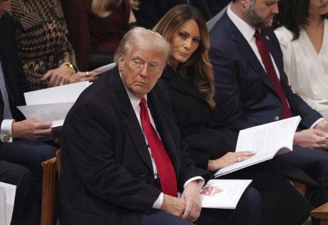 Em sermão, bispa pede a Trump misericórdia com população imigrante e LGBT+ dos EUA | Reprodução/AP News