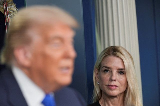 Trump foi informado de que seu nome estava nos arquivos de Epstein, diz jornal