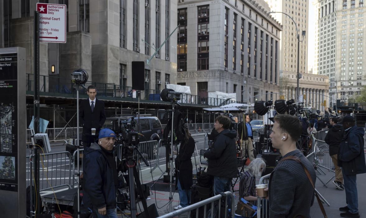 Homem ateia fogo no próprio corpo em frente ao tribunal de julgamento de Trump