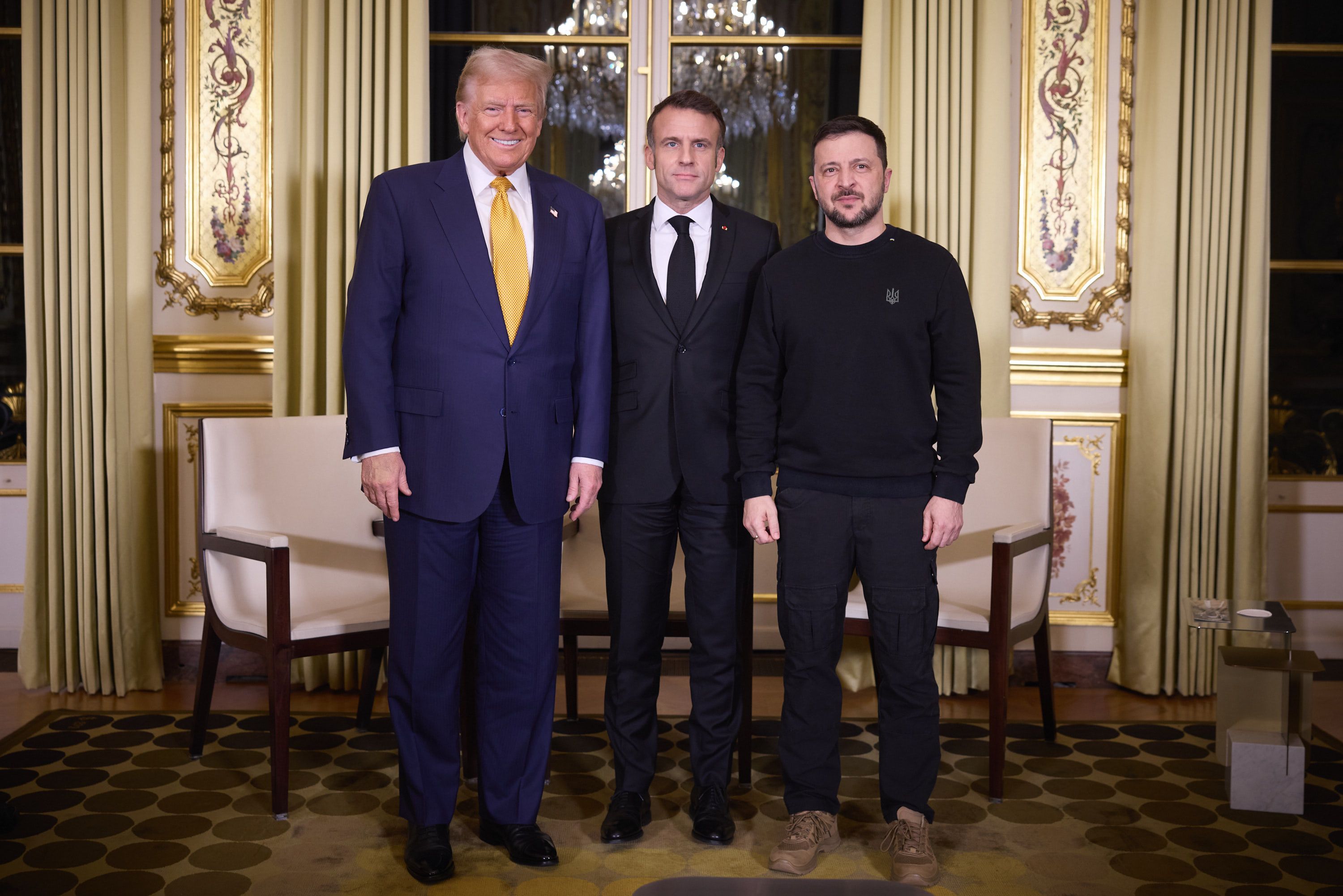 O presidente eleito nos EUA, Donald Trump, ao lado dos presidentes Emmanuel Macron, da França, e Volodomyr Zelensky, da Ucrânia | Reprodução/X