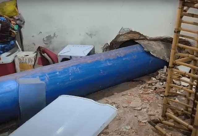 Tubulação invadiu casas em Mauá. | SBT