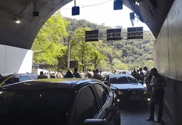 Túnel Rebouças é fechado por 1 hora após carro pegar fogo e causa caos no trânsito do RJ | Foto: Reprodução