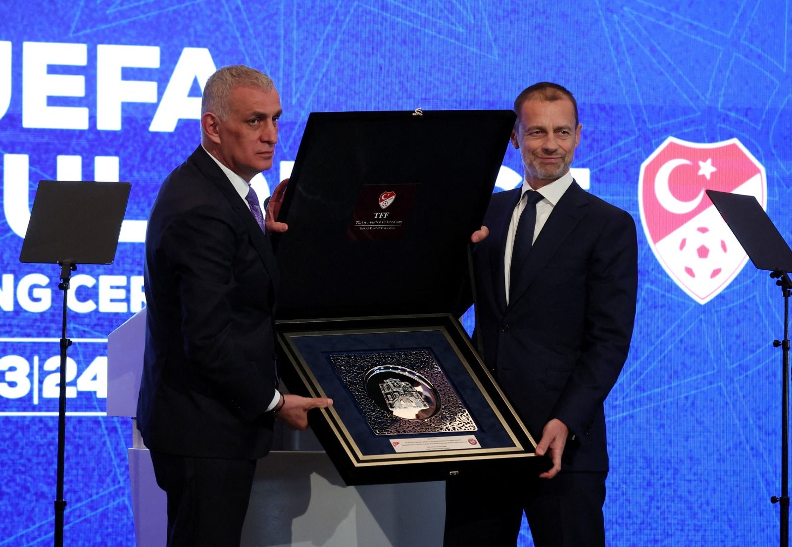 Presidente da Federação Turca de Futebol, Ibrahim Ethem Haciosmanoglu, e o presidente da Uefa, Aleksander Ceferin | REUTERS/Umit Bektas