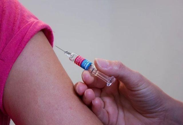 uma pessoa que vai receber uma injeção de vacina