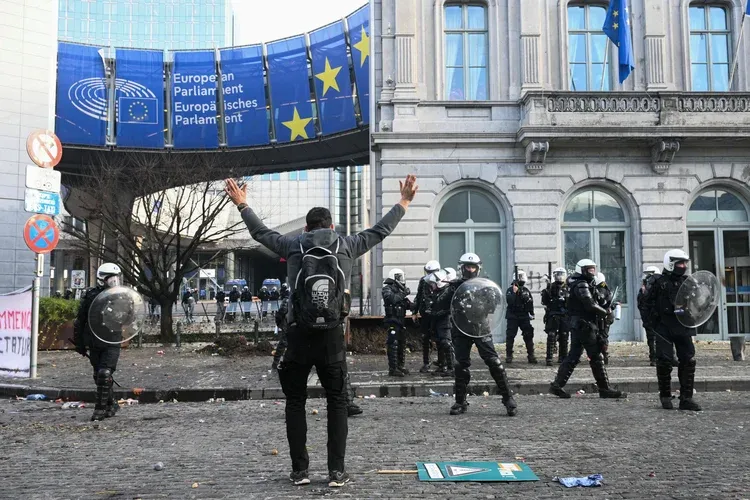 Manifestante protesta contra o acordo UE-Mercosul em frente ao Parlamento Europeu, nesta quinta (18) | Nicolas Tucat/AFP  