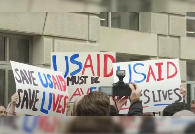 Protesto marca Trump em tentativa de afastar trabalhadores da Usaid | Reprodução/SBT Brasil