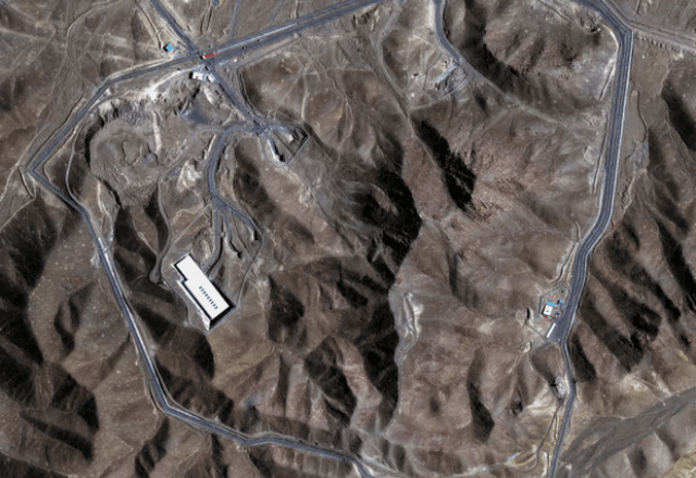 Imagem de satélite da usina nuclear de Fordo, antes de ser atingida | Reprodução Maxar Technologies/Reuters