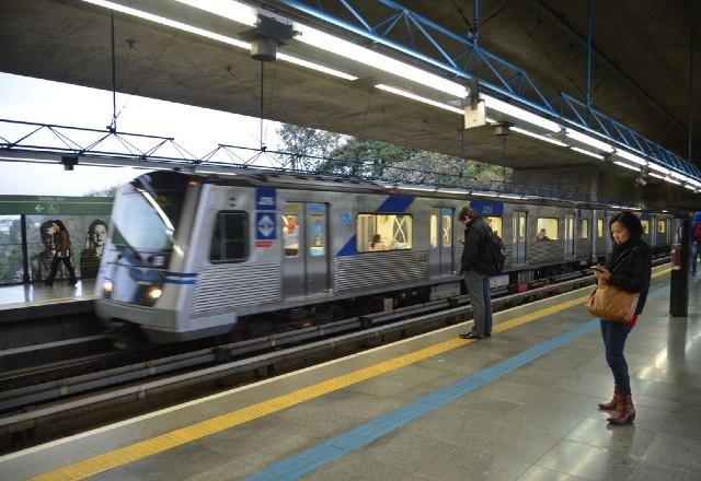 usuários aguardam chegada do metrô na estação Sumaré