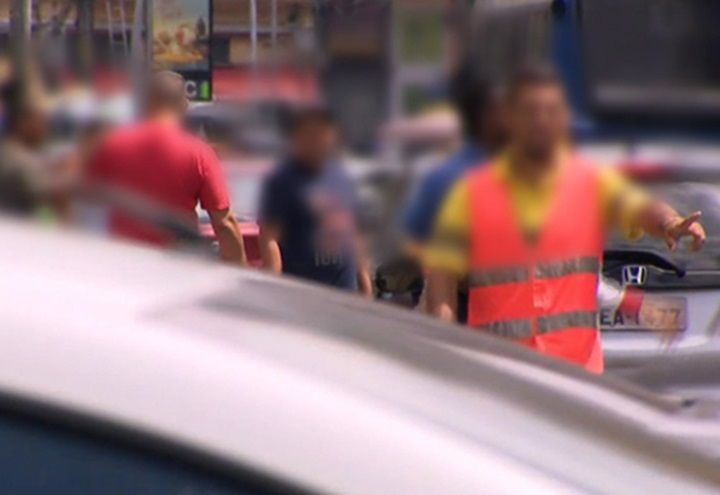 Flanelinhas atuam ilegalmente no centro de SP, cobrando por vagas públicas e burlando fiscalização