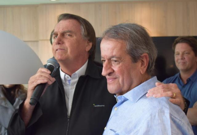 Jair Bolsonaro e o presidente do PL, Valdemar Costa Neto, são investigados pela PF.
