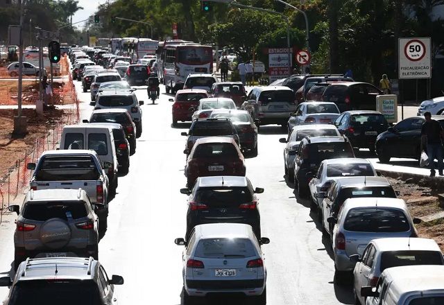Veículos passando por via (Antonio Cruz/Agência Brasil)
