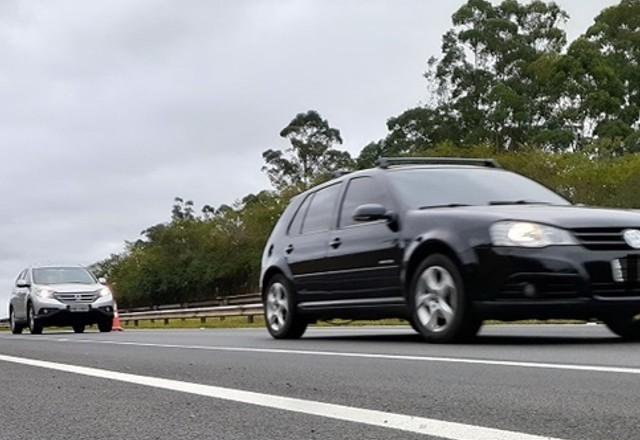 veículos na rodovia