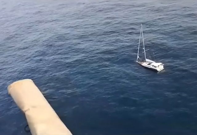 Marinha colombiana resgata família brasileira que estava à deriva em alto mar