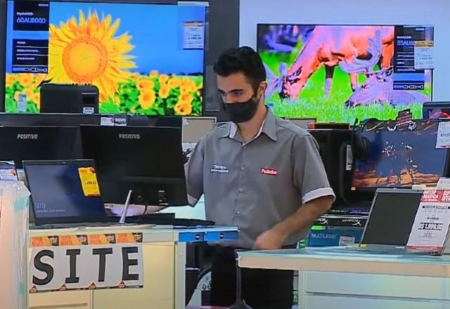 vendedor em uma loja de eletro eletrônicos
