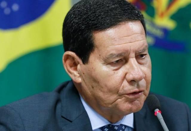 vice presidente Hamilton Mourão ao microfone