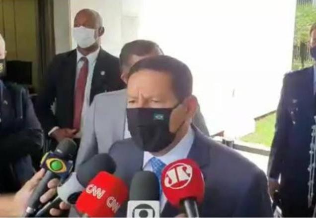 vice presidente Hamilton Mourão chegando ao Palácio do Planalto de máscara do Flamengo