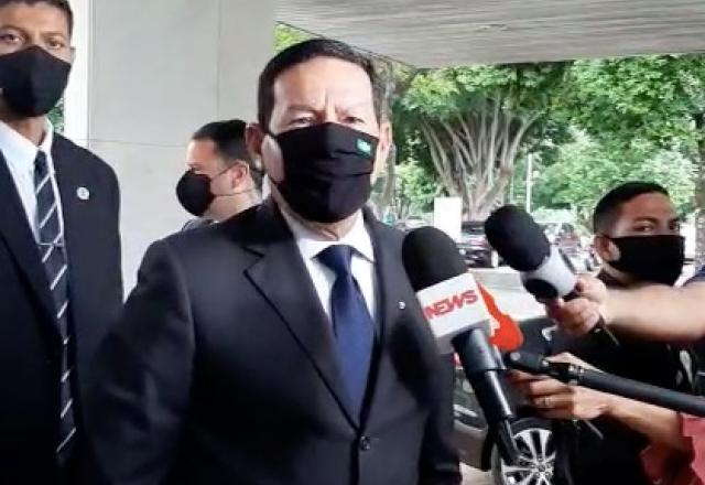 vice presidente Hamilton Mourão chegando ao Palácio do Planalto de máscara do Flamengo