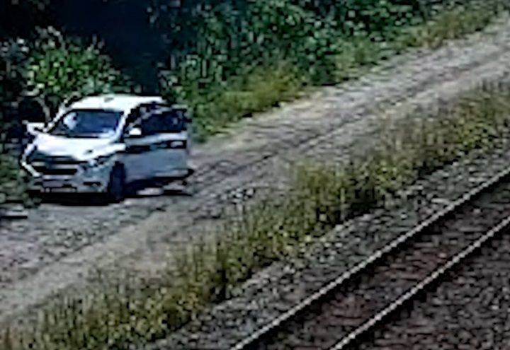 Criminosos que deixaram taxista morrer em carro são identificados