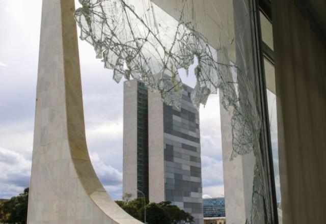 vidraça quebrada por terroristas no STF