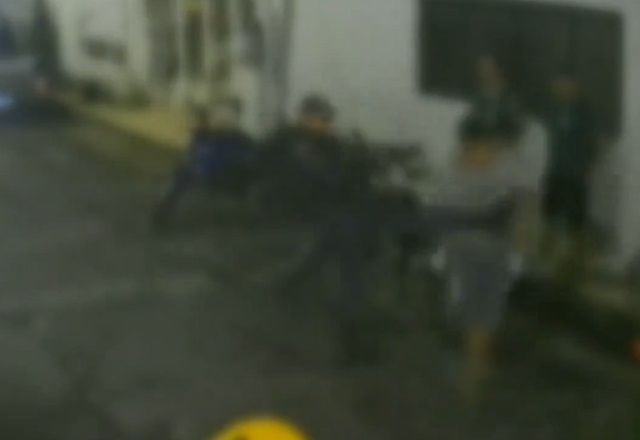 PMs do Amazonas são flagrados agredindo moradores em abordagem