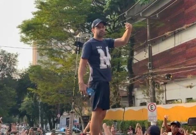 Pablo Marçal vota a poucos minutos do fechamento das urnas em São Paulo