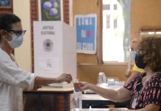 voto em seção eleitoral com pessoas de máscara