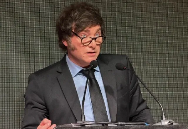 Milei libera cidadania argentina para estrangeiros que fizerem "investimento relevante" no país Milei libera cidadania argentina para estrangeiros que fizerem "investimento relevante" no país
