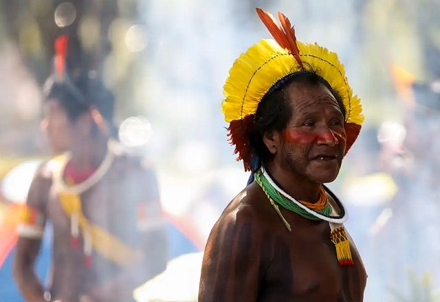 Indígenas olhando para diferentes direções (Marcelo Camargo/Agência Brasil)