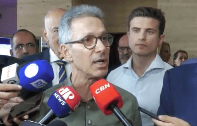 Romeu Zema (à frente) esteve no evento com o André Marinho (atrás, à direita), pré-candidato do Novo a governador do Rio | Reprodução